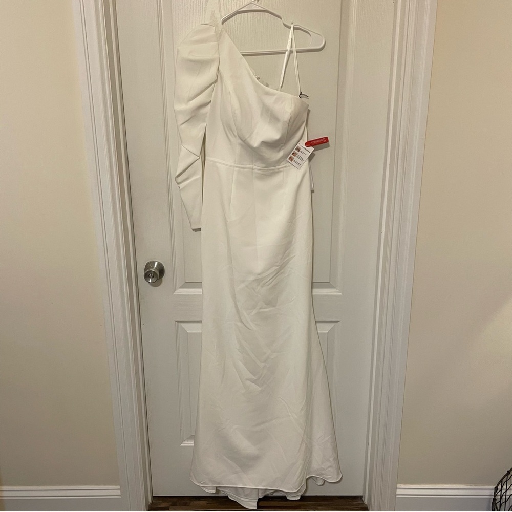 Mac Duggal White One-Shoulder Juliet Sleeve Asymmetric Neck Gown - Picture 4 of 8